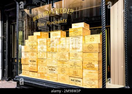 Wine Boxes in the Window of Berry Bros & Rudd Ltd Wine Merchants, St James's Street, London, Vereinigtes Königreich, Stockfoto