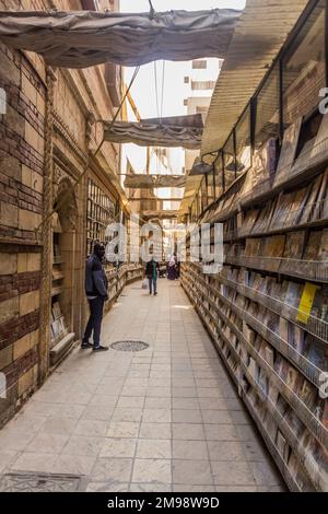 KAIRO, ÄGYPTEN - 28. JANUAR 2019: Straßenbuchladen im koptischen Teil von Kairo, Ägypten Stockfoto