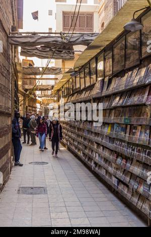 KAIRO, ÄGYPTEN - 28. JANUAR 2019: Straßenbuchladen im koptischen Teil von Kairo, Ägypten Stockfoto