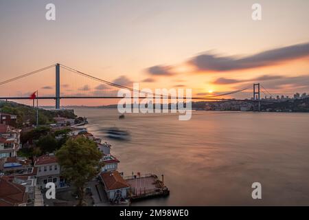 Istanbul Bosporus-Brücke bei Sonnenuntergang. 15. Juli Martyrs Bridge. Blick auf den Sonnenuntergang von Beylerbeyi. Istanbul, Türkei Long Exposure. Stockfoto