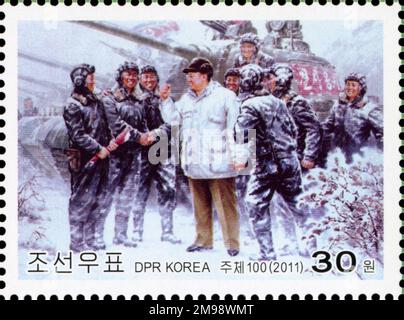 2011 Nordkorea-Stempel. Kim Jong Ils Ernennung zum Oberbefehlshaber der Armee zum 20. Jahrestag. Kim Jong Il und Panzerfahrer Stockfoto