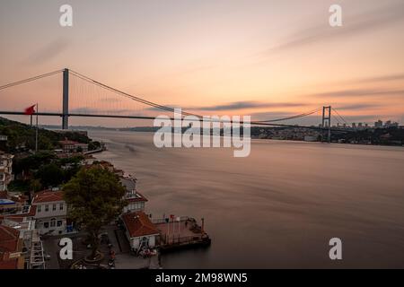 Istanbul Bosporus-Brücke bei Sonnenuntergang. 15. Juli Martyrs Bridge. Blick auf den Sonnenuntergang von Beylerbeyi. Istanbul, Türkei Long Exposure. Stockfoto