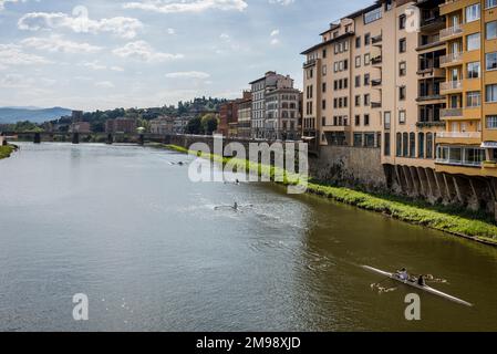 Florenz, Italien - 15. April 2022: Rudergruppe entlang des Arno mit Stadt im Hintergrund Stockfoto