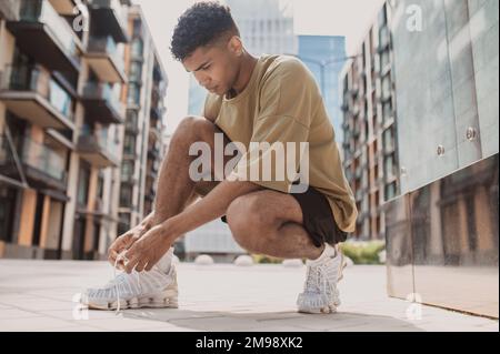 Junger Sportler, der sich für das Joggen im Freien bereit macht Stockfoto