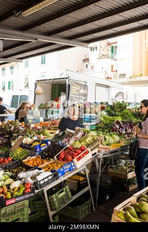 Florenz, Italien - 15. April 2022: Einkaufen von Gemüse, Sant'Ambrogio Markt, Mercato di Sant'Ambrogio, Piazza Lorenzo Ghiberti Stockfoto