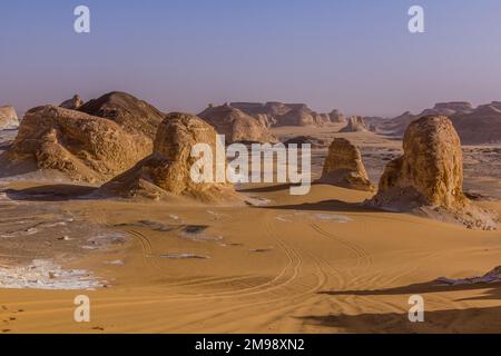 Felsformationen des El Aqabat-Tals in der Weißen Wüste, Ägypten Stockfoto