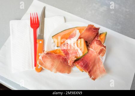 Florenz, Italien - 15. April 2022: Melone mit Prosciutto, Sant'Ambrogio Markt, Mercato di Sant'Ambrogio, Piazza Lorenzo Ghiberti Stockfoto