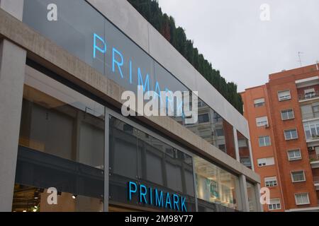 2022. Valencia, Spanien. Fassade des Bekleidungsgeschäfts mit dem Logo der Marke Primark in der Stadt Valencia, Spanien. Stockfoto