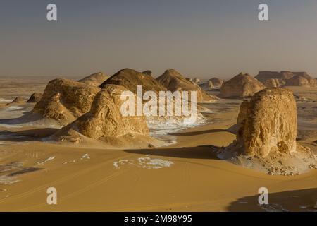 Felsformationen des El Aqabat (Agabat)-Tals in der Weißen Wüste, Ägypten Stockfoto