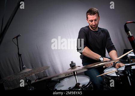 Schlagzeuger Mike Johnston fotografierte im Ei, Bath. Stockfoto