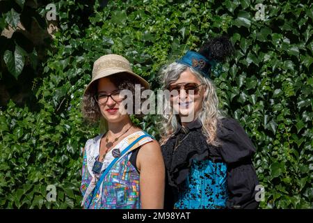 Zwei Steampunks für Frauen, die Entdecker-, Reisende- und Abenteurerkostüme tragen. Stockfoto