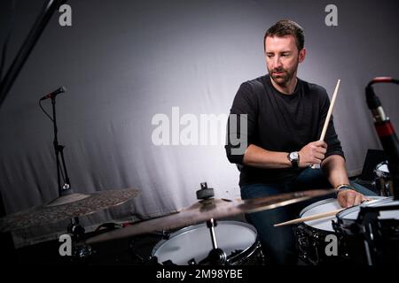 Schlagzeuger Mike Johnston fotografierte im Ei, Bath. Stockfoto