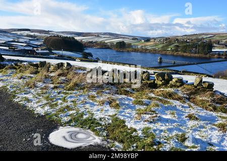 Haworth Moor und Lower Laithe Reservoir, Bronte Country, an einem verschneiten, sonnigen Wintertag in West Yorkshire Stockfoto