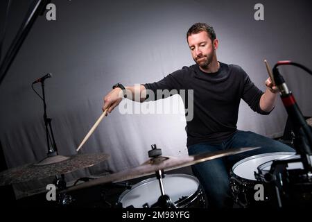 Schlagzeuger Mike Johnston fotografierte im Ei, Bath. Stockfoto