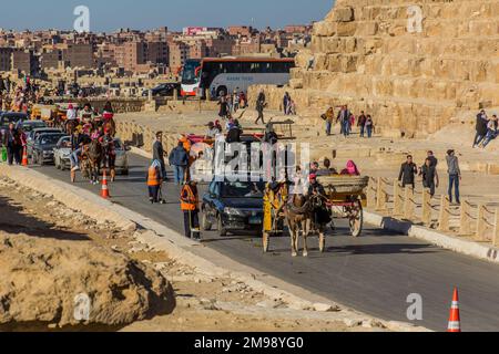 KAIRO, ÄGYPTEN - 28. JANUAR 2019: Pferdekutschen und Autos vor der Großen Pyramide von Gizeh, Ägypten Stockfoto