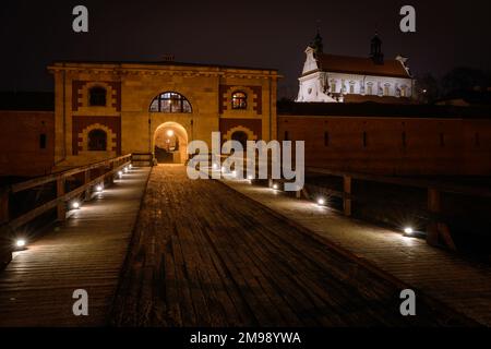 Nachtansicht auf die Befestigungsanlagen der Festung Zamosc (Polen). Es war eine der größten Festungen des polnisch-litauischen Commonwealth Stockfoto