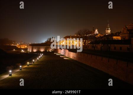 Nachtansicht auf die Befestigungsanlagen der Festung Zamosc (Polen). Es war eine der größten Festungen des polnisch-litauischen Commonwealth Stockfoto