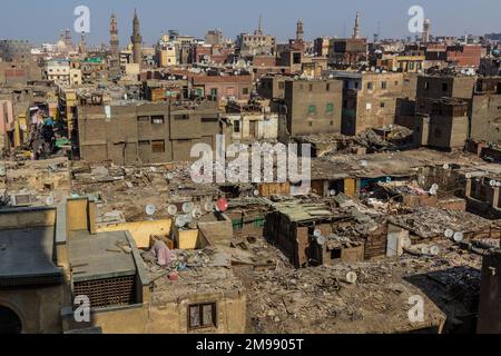 KAIRO, ÄGYPTEN - 29. JANUAR 2019: Dächer in Kairo, Ägypten aus der Vogelperspektive Stockfoto