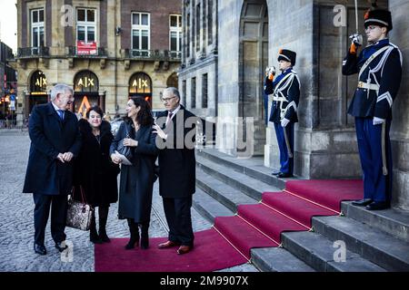 AMSTERDAM - Mayors (von links nach rechts) Jan van Zanen (Den Haag), Sharon Dijksma (Utrecht), Femke Halsema (Amsterdam) und Ahmed Aboutaleb (Rotterdam) kommen am Königspalast für den traditionellen Neujahrsempfang von König Willem-Alexander und Königin Maxima an. Das königliche Paar wird mehrere hundert Gäste aus der politischen und öffentlichen Verwaltung sowie aus verschiedenen Bereichen der niederländischen Gesellschaft empfangen. ANP RAMON VAN FLYMEN niederlande raus - belgien raus Stockfoto