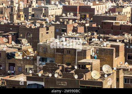 KAIRO, ÄGYPTEN - 29. JANUAR 2019: Dächer von Kairo mit Satellitenempfängern, Ägypten Stockfoto