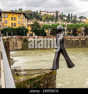 Clet Abraham Installation von The Common man ist zurück in Ponte alle Grazie Szenen aus Florenz und Pisa Italien. Stockfoto