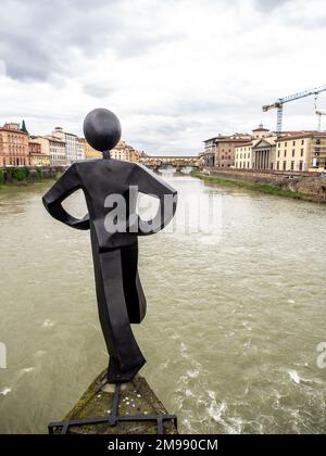 Clet Abraham Installation von The Common man ist zurück in Ponte alle Grazie Szenen aus Florenz und Pisa Italien. Stockfoto