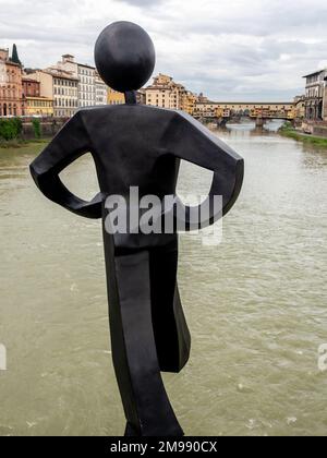 Clet Abraham Installation von The Common man ist zurück in Ponte alle Grazie Szenen aus Florenz und Pisa Italien. Stockfoto