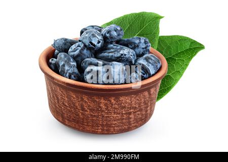 Frische Geißelbeere in Keramikschale isoliert auf weißem Hintergrund mit voller Schärfentiefe Stockfoto