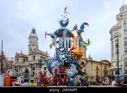 März 2022. Valencia, Spanien. Allgemeiner Plan des Rathausplatzes von Valencia während der Fallas von 2022 mit dem typischen Fallas-Denkmal in der Woche Stockfoto