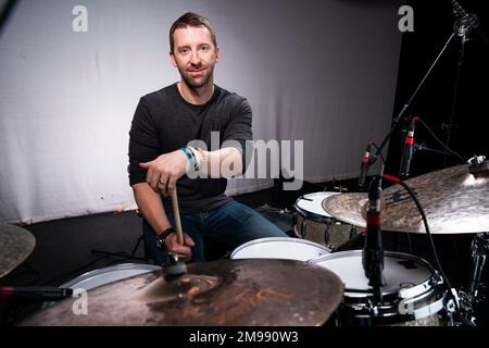 Schlagzeuger Mike Johnston fotografierte im Ei, Bath. Stockfoto