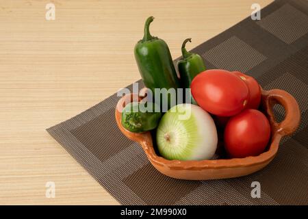 Zutaten für eine mexikanische Sauce in einem Tontopf Stockfoto