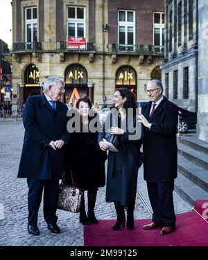 AMSTERDAM - Mayors (von links nach rechts) Jan van Zanen (Den Haag), Sharon Dijksma (Utrecht), Femke Halsema (Amsterdam) und Ahmed Aboutaleb (Rotterdam) kommen am Königspalast für den traditionellen Neujahrsempfang von König Willem-Alexander und Königin Maxima an. Das königliche Paar wird mehrere hundert Gäste aus der politischen und öffentlichen Verwaltung sowie aus verschiedenen Bereichen der niederländischen Gesellschaft empfangen. ANP RAMON VAN FLYMEN niederlande raus - belgien raus Stockfoto