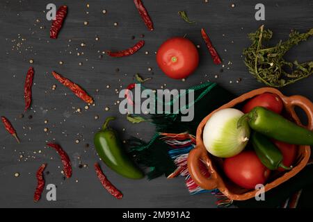 Nahaufnahme der Zutaten für die Salsa, mit Fokus auf Tomaten und Chili Stockfoto