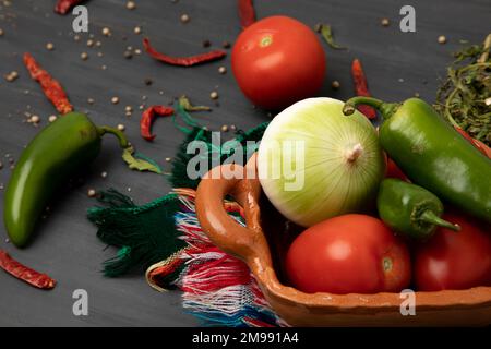 Zutaten für die Zubereitung einer Soße, auf einem Tisch Stockfoto