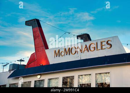 McMonagles Schild Fish and Chips Restaurant Boat on the Forth und clyde Canal Clyde Shopping Centre 1 Argyll Rd, Clydebank G81 1QA Stockfoto