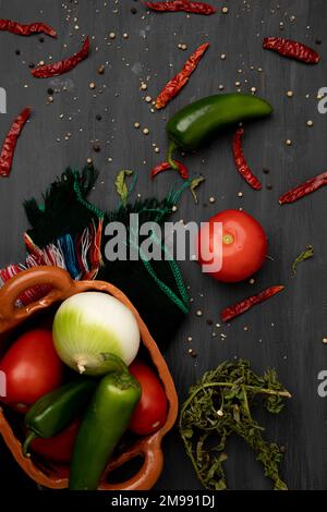 Hintergrund der Zutaten für die Zubereitung einer Soße, wie Tomaten, Zwiebeln und Chili-Paprika Stockfoto