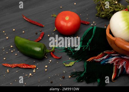 Nahaufnahme der Zutaten für die Salsa, mit Fokus auf Tomaten und Chili Stockfoto