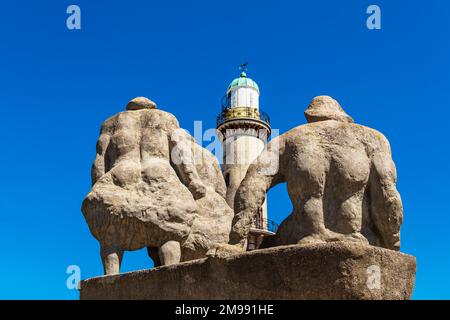 Blick auf den Leuchtturm und die Skulturen in Warnemünde, Deutschland. Stockfoto