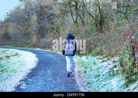 Glasgow, Schottland, Vereinigtes Königreich 17. Januar 2023. UK Weather: Kalter, klarer Himmel sah einen sehr kalten Start mit dem Versprechen, schlimmer zu kommen, als die Menschen in einem Winterwunderland und einem sehr kalten Vorhof und Clyde-Kanal Schleppweg aufwachten. Credit Gerard Ferry/Alamy Live News Stockfoto