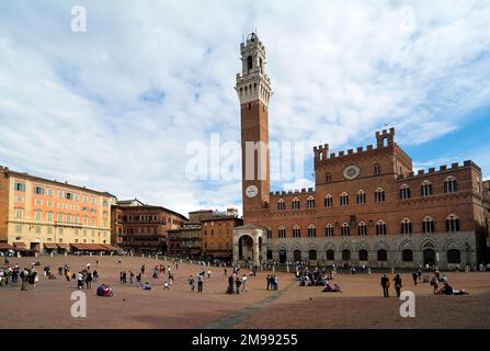 Siena, Italien - 15. September 2009: Unbekannte Personen auf der Piazza del Campo - dem Platz des Palio-Rennens - mit dem Palazzo Pubblico in der UNESCO Stockfoto