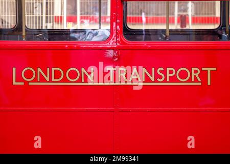 Detail eines roten Doppeldeckerbusses in der Oxford Street in London, Großbritannien. Stockfoto