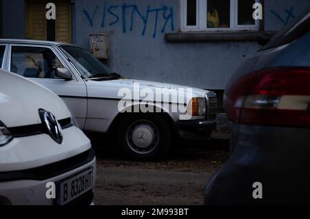 Mercedes-Benz E-Klasse W123 in Varna, Bulgarien gesichtet. Stockfoto