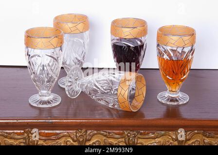 Getränk, Set Mit Fünf Goldfarbenen Glasbechern; Foto Auf Holzhintergrund. Stockfoto