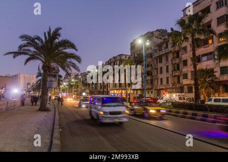 ALEXANDRIA, ÄGYPTEN - 1. FEBRUAR 2019: Abendlicher Blick auf die Küstenstraße Corniche in Alexandria, Ägypten Stockfoto