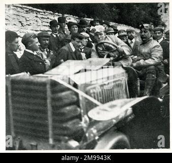 Frühe Autorennen: Charles Jarrott am Ende des Rennens Circuit des Ardennes. Stockfoto