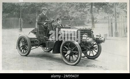 Frühe Autorennen – Charles Jarrott am Steuer eines Panhard mit 40 PS im Paris-Berlin-Rennen 1901. Stockfoto