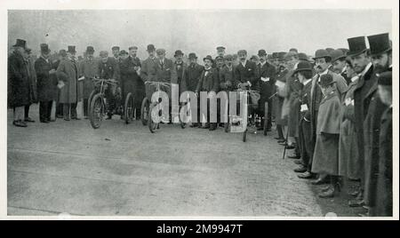 Early Motor Racing - Sheen House Motor Races (von links nach rechts) D G Wridgway, Charles Jarrott, Selwyn Francis Edge. Stockfoto