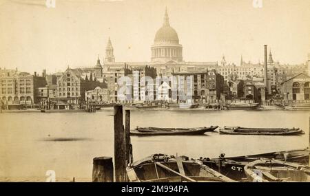 St Paul's Cathedral von Bankside aus gesehen, südlich der Themse, London. Stockfoto