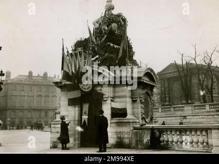 Das Straßburger Denkmal am Place de la Concorde, Paris, Frankreich, am 14. November 1914, zu Beginn des Ersten Weltkriegs, mit Flaggen und Kränzen geschmückt. Die Gedenkstätte stammt aus dem französisch-preußischen Krieg. Stockfoto