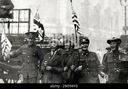 Der "People on Armistice Day" in London, 11. November 1918, als der erste Weltkrieg zu Ende ging Stockfoto